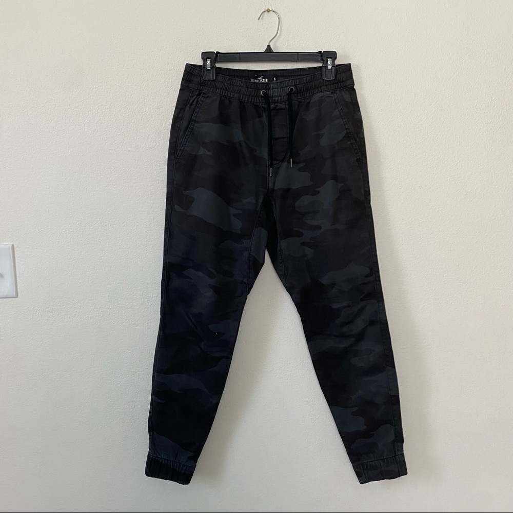 Women’s size 6 black camo print cargo pants